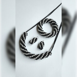 Collier, boucles d'oreilles et bracelet