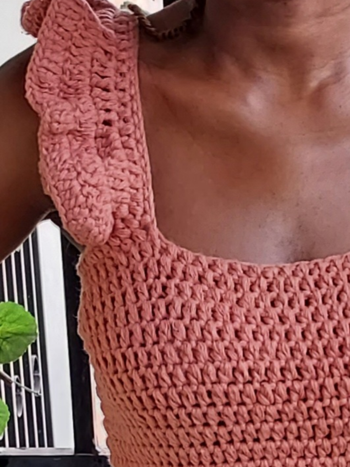 Zoom sur les finitions en crochet et le relief des bretelles volantées.
